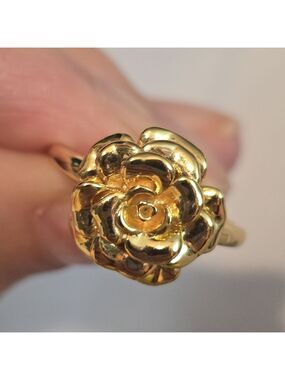 Camelia ring by Oomiay